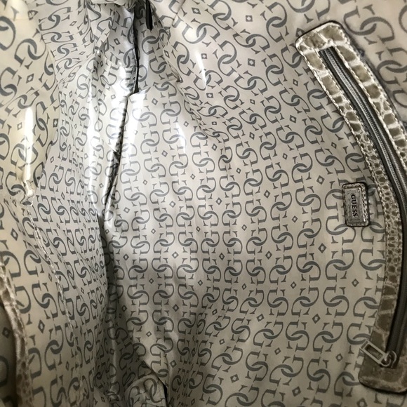 💥Guess Tote💥 - Picture 3 of 5